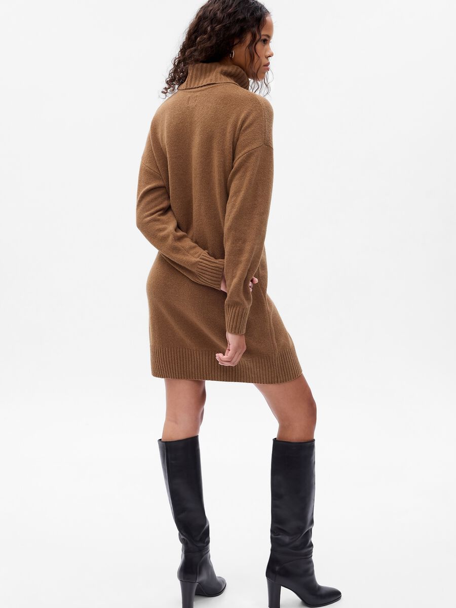 Abito corto oversize con collo alto_1