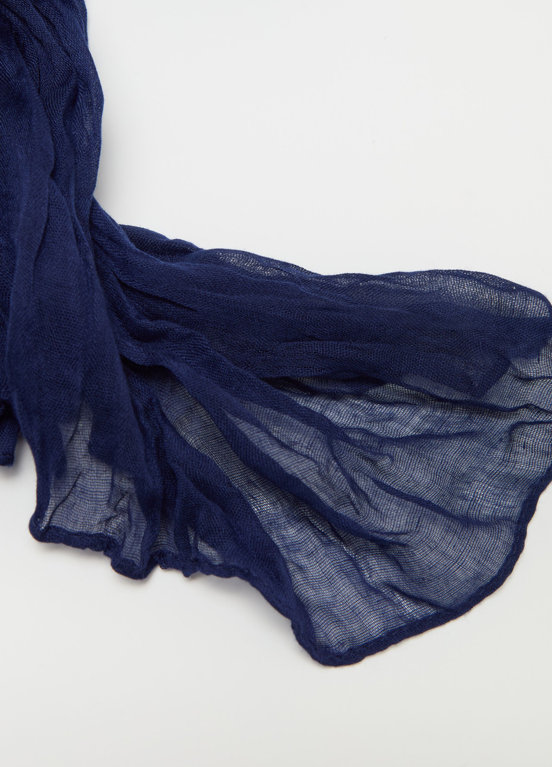 Solid colour crinkle-effect scarf
