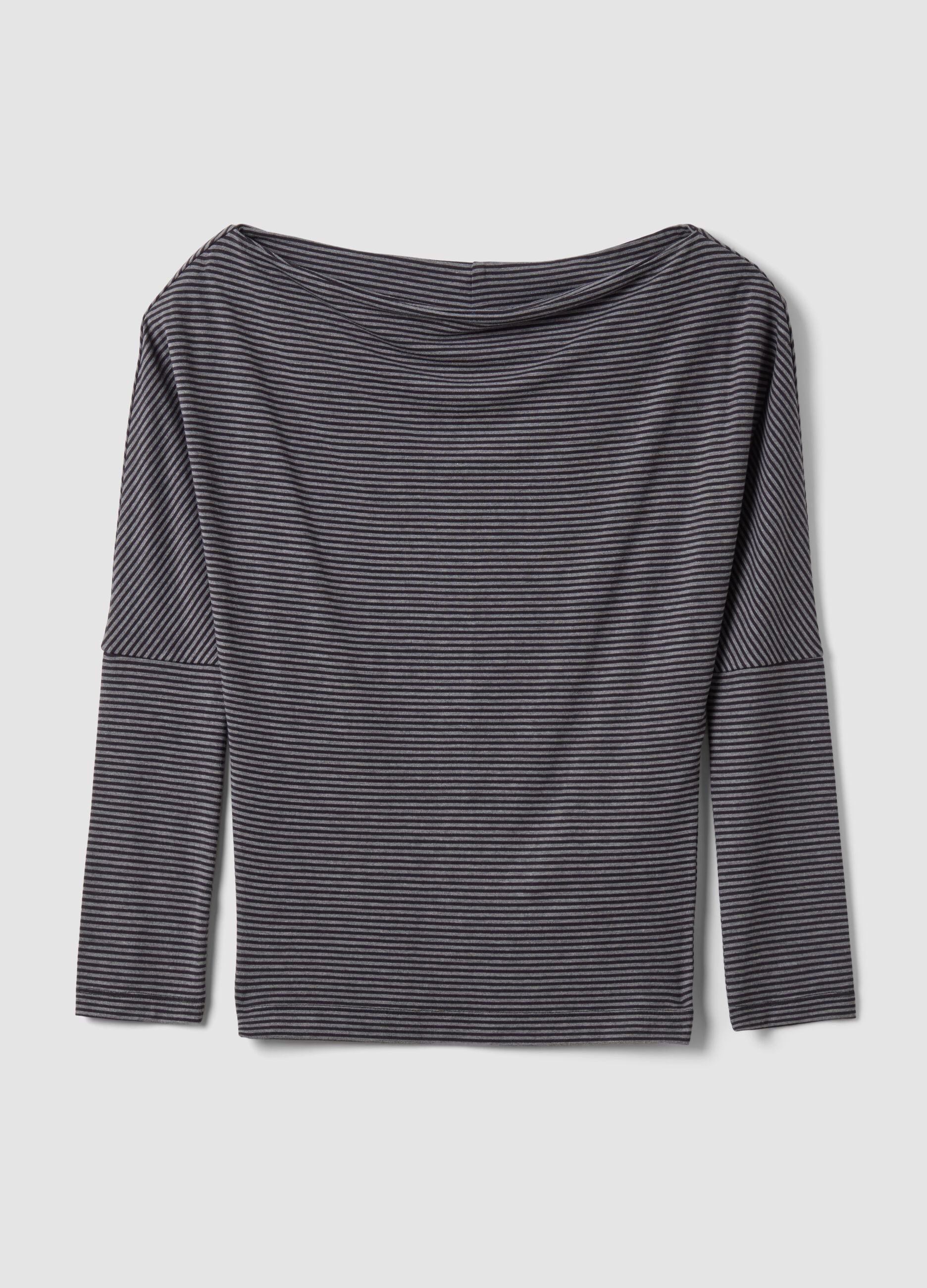 T-shirt grigia in viscosa elasticizzata con scollo a barchetta a righe