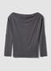 T-shirt grigia in viscosa elasticizzata con scollo a barchetta a righe_4