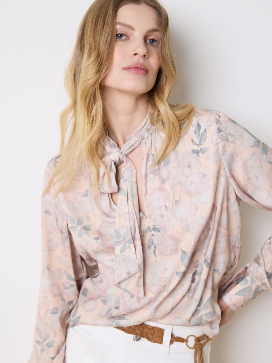 Beige blouse with floral pattern and bow_2
