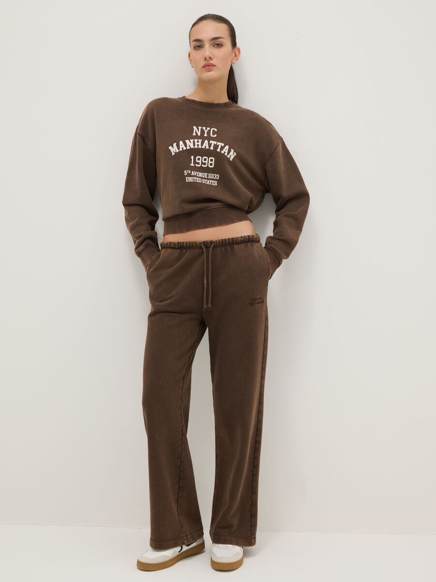 Brown crew-neck sweatshirt in regular fit cotton blend with lettering_2