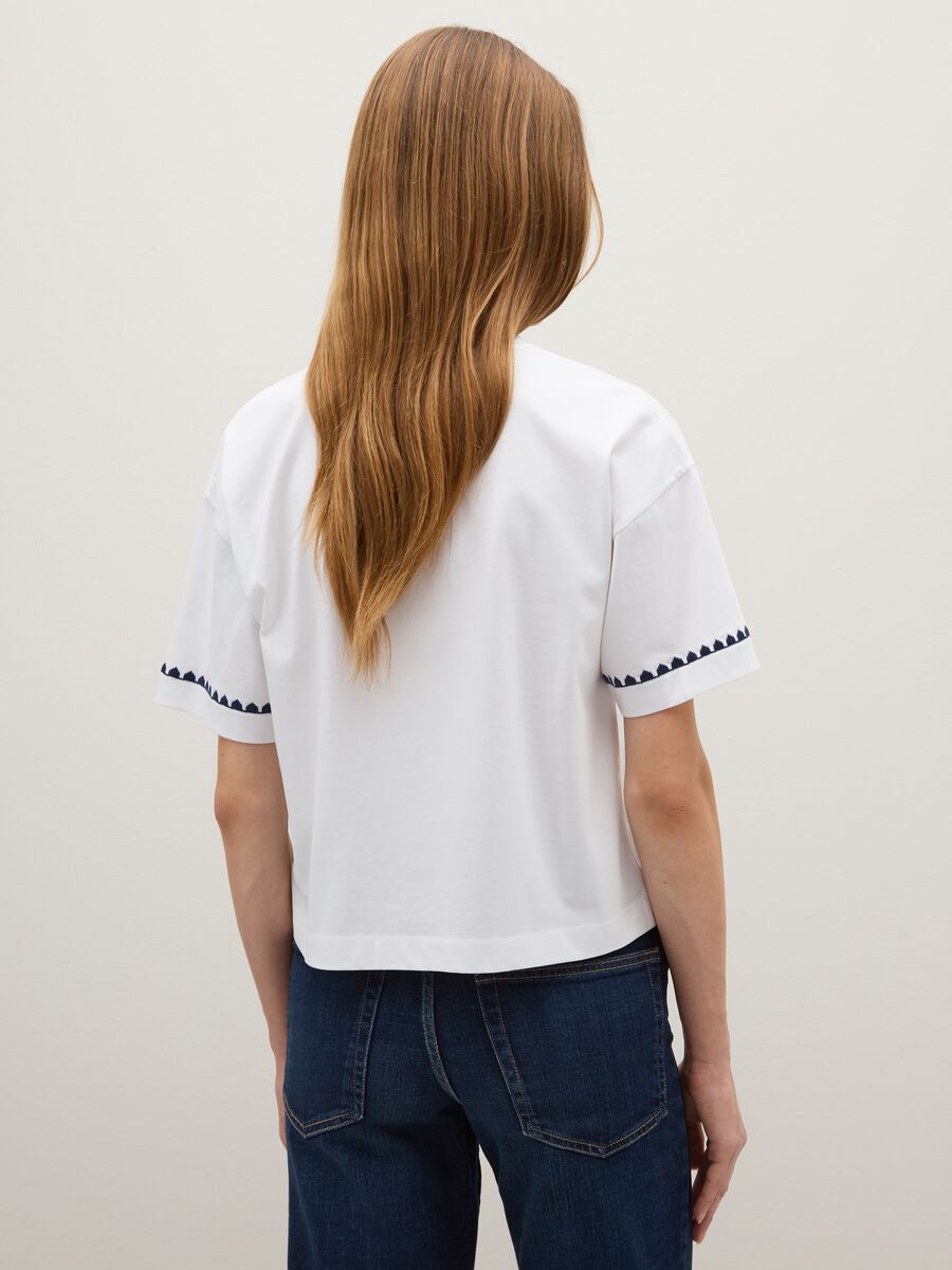 T-shirt in puro cotone multicolor boxy fit con ricamo floreale_3