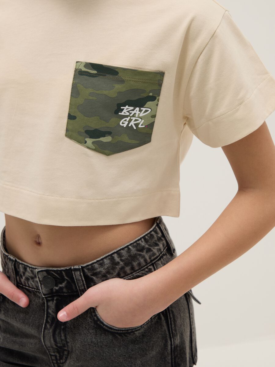 T-shirt in puro cotone beige da ragazza boxy fit con tasca camouflage_2