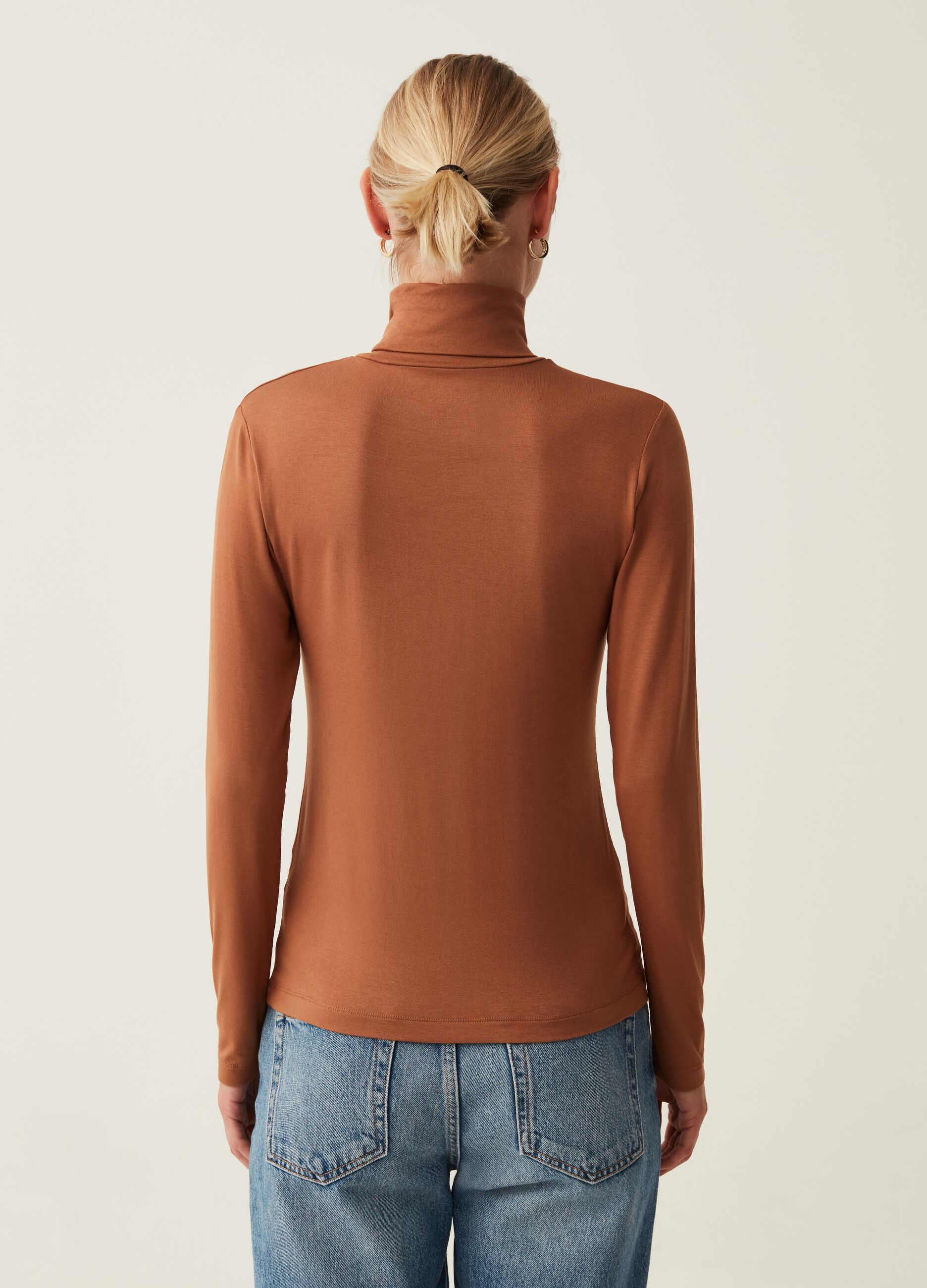 T-shirt a collo alto con maniche lunghe_2