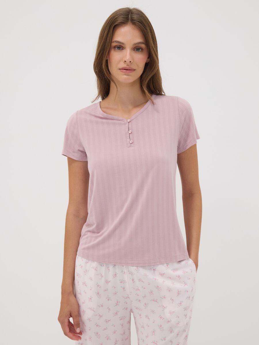 T-shirt pigiama viola in viscosa elasticizzata con scollo a V_2