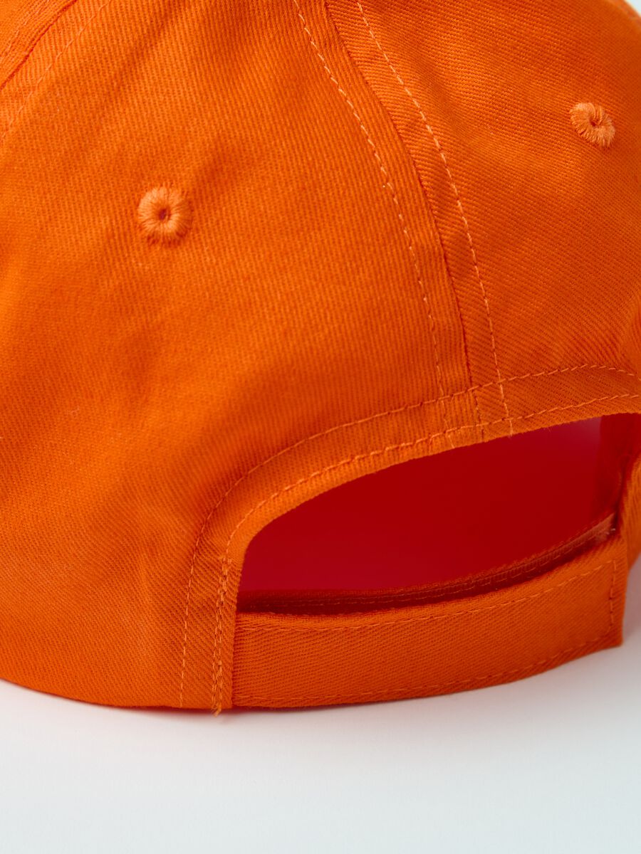 Baseball cap with embroidered logo_3
