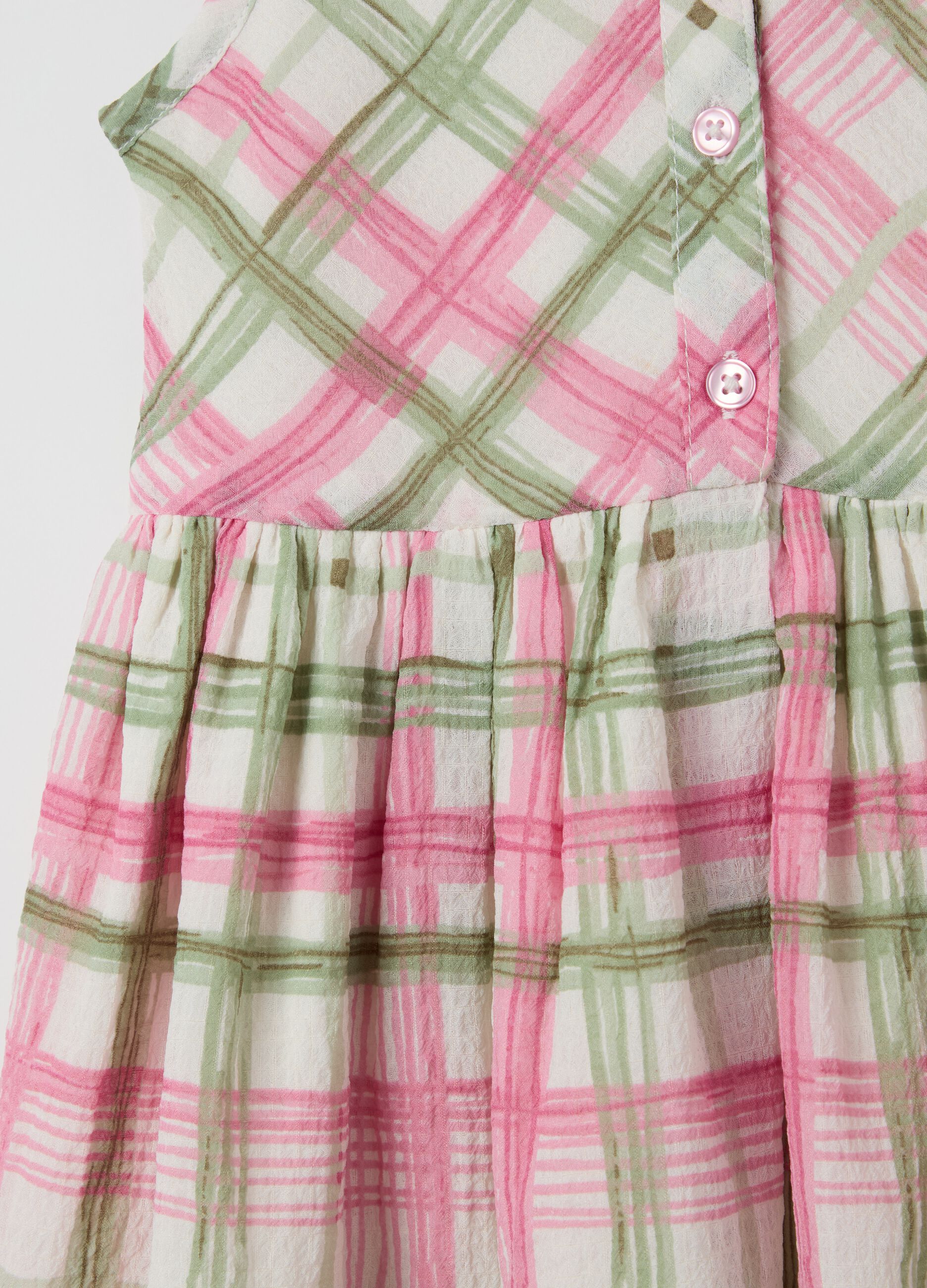 Sleeveless dress with check pattern