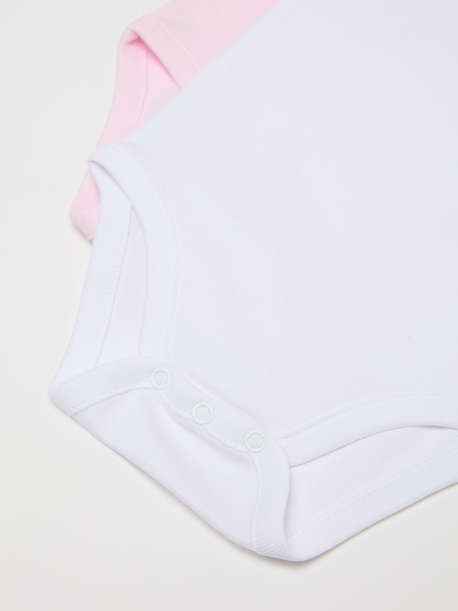 Three-pack white and pink bodysuits in organic cotton_2