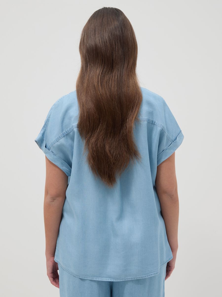 Camicetta in puro lyocell azzurro regular fit con collo alla coreana_2