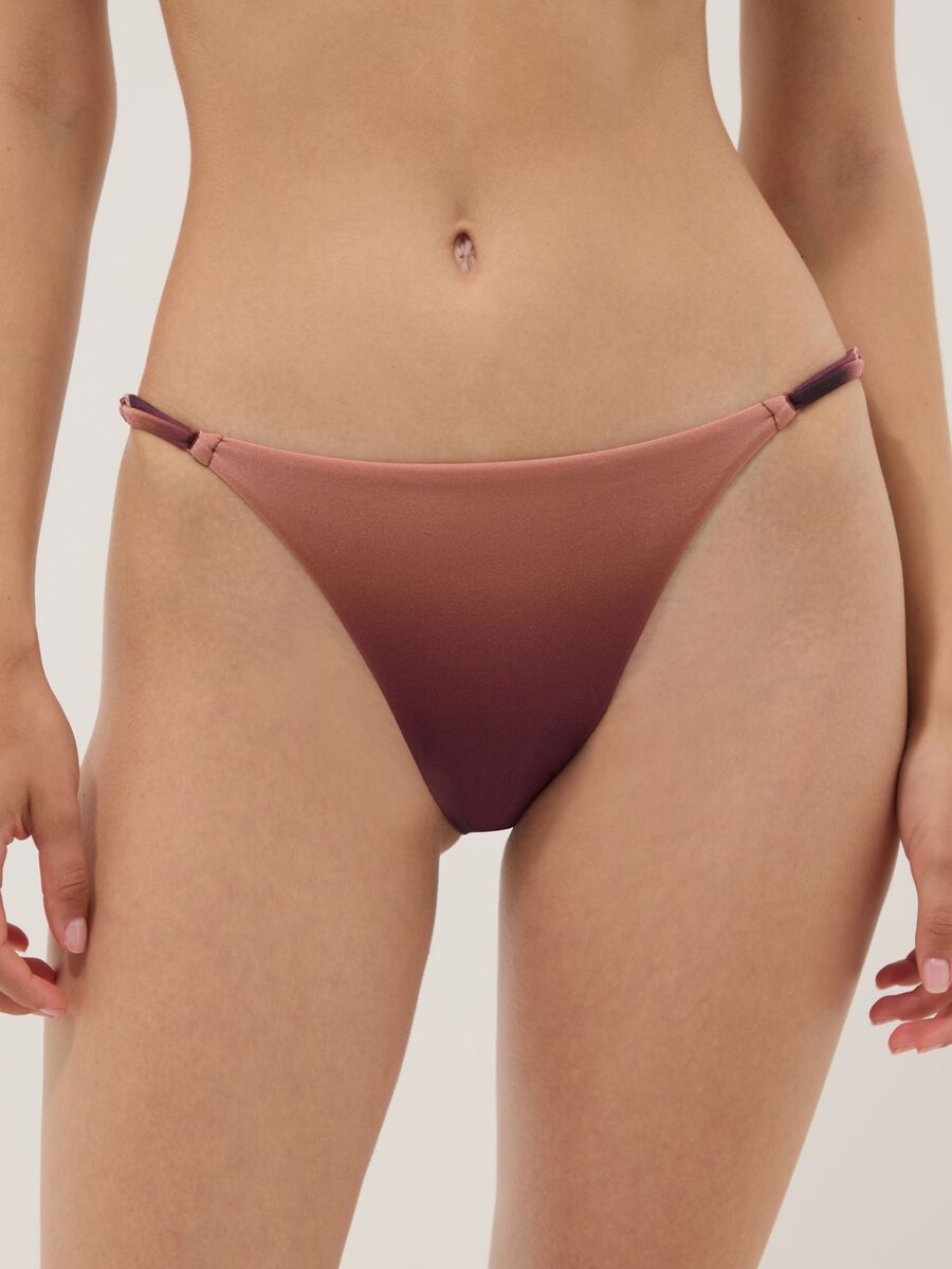 Slip bikini in tessuto elasticizzato marrone con effetto sfumato_1