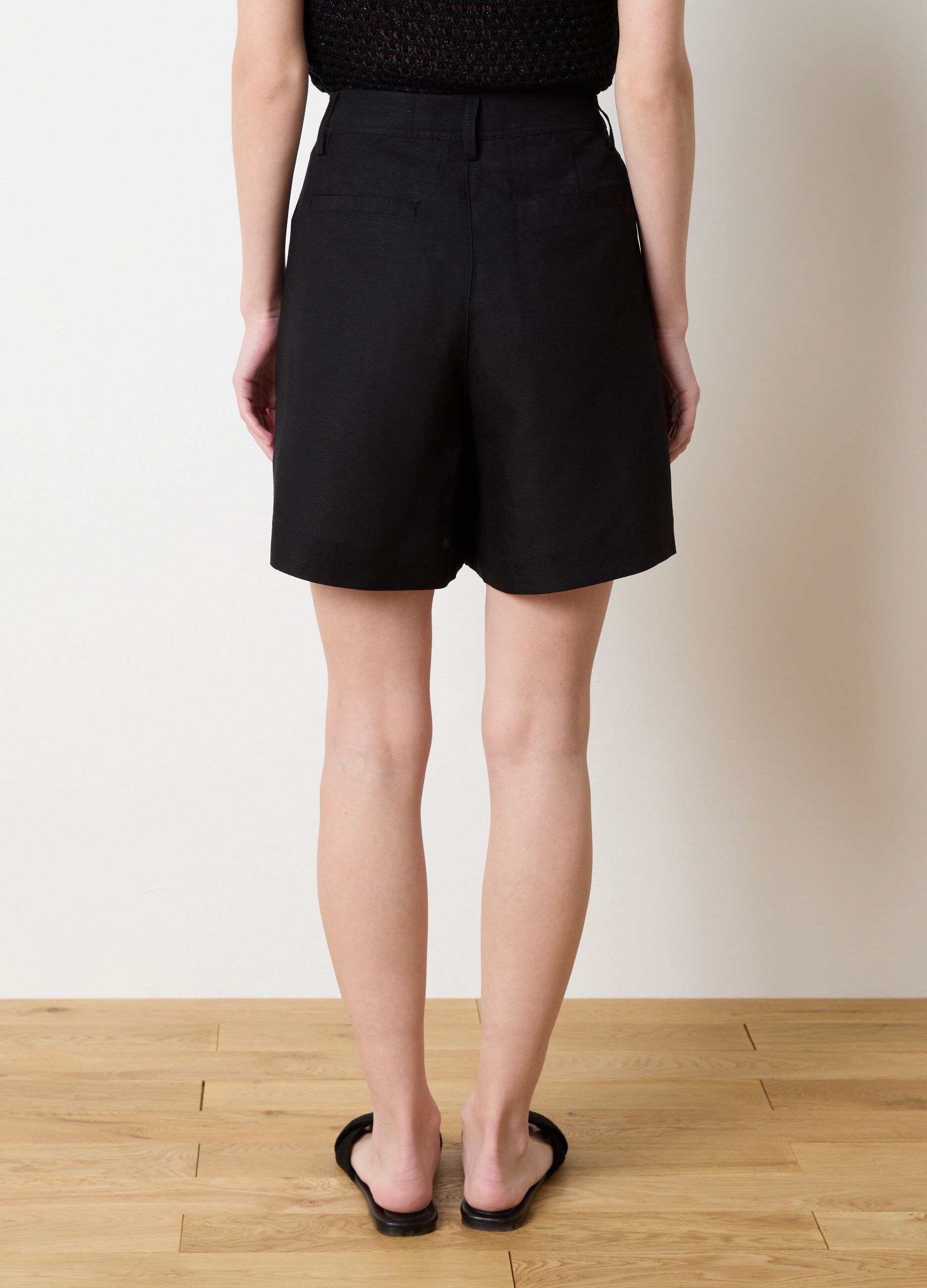 Black Bermuda shorts in linen and viscose