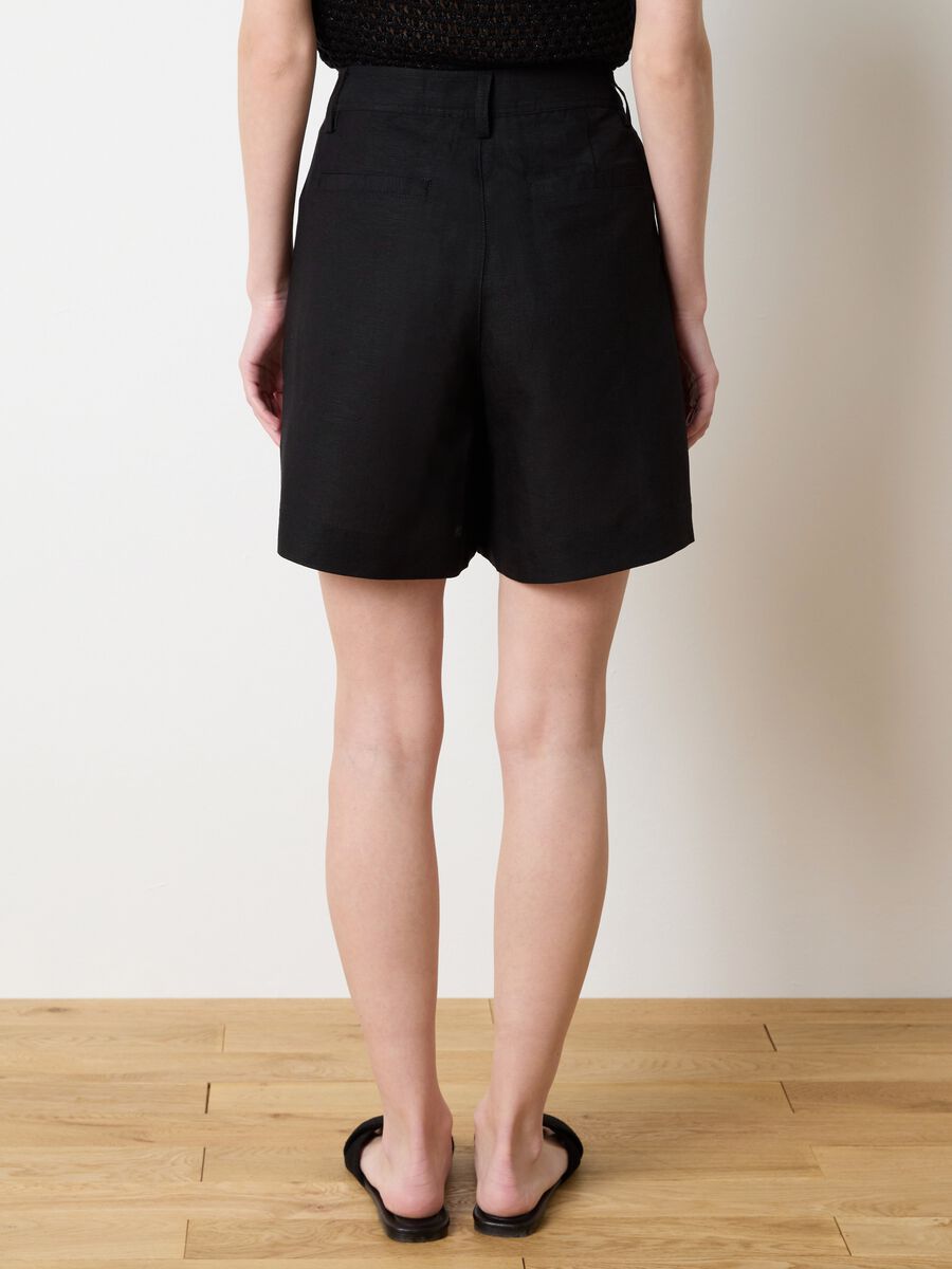 Black Bermuda shorts in linen and viscose_3