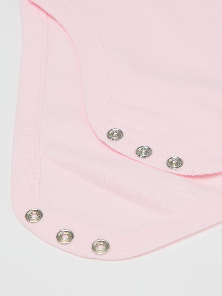Three-pack pink and white sleeveless bodysuits in organic cotton_2