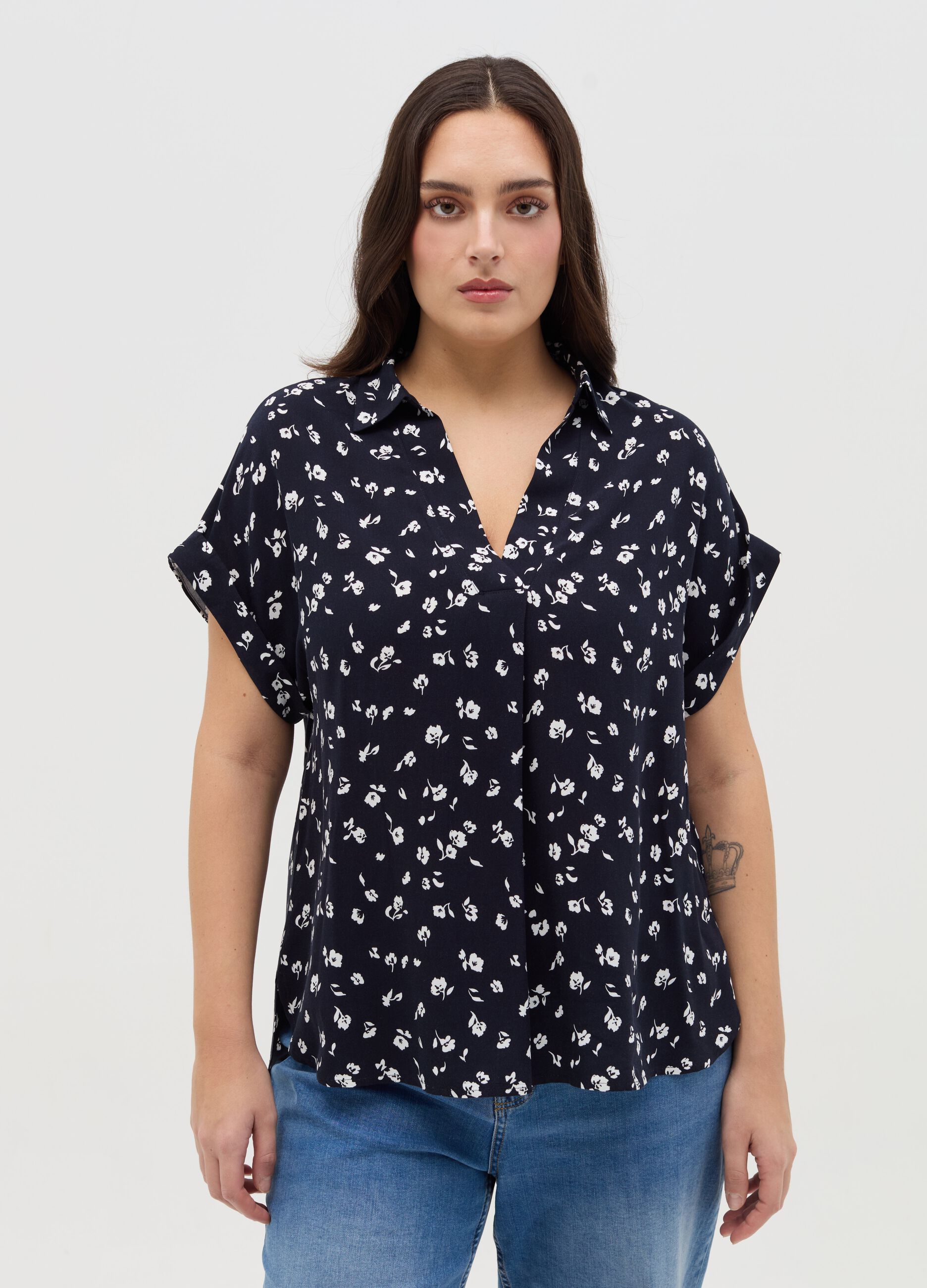 Curvy blouse with V neckline and pattern