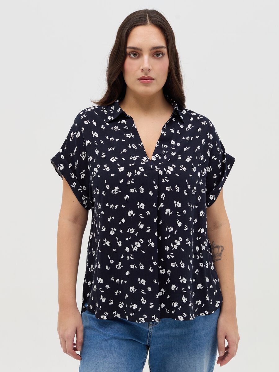 Curvy blouse with V neckline and pattern_0