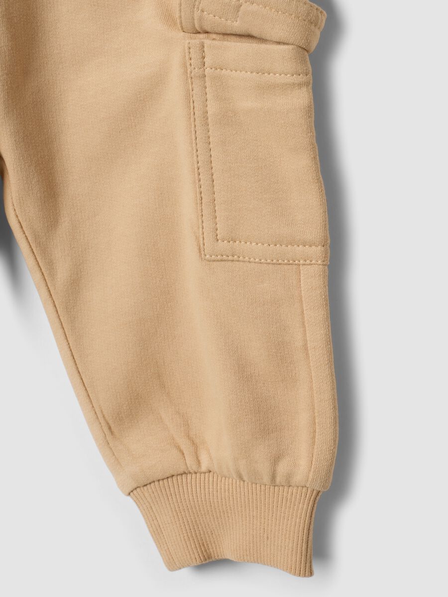 Pantaloni cargo beige in puro cotone organico con coulisse per neonato_3