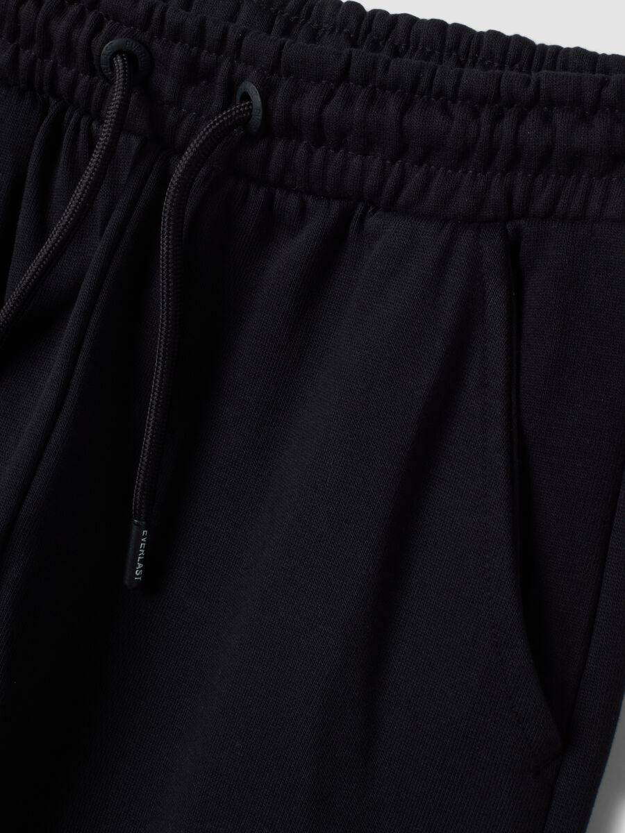 Black pure cotton cargo jogger trousers with appliqu&eacute; for boys_3
