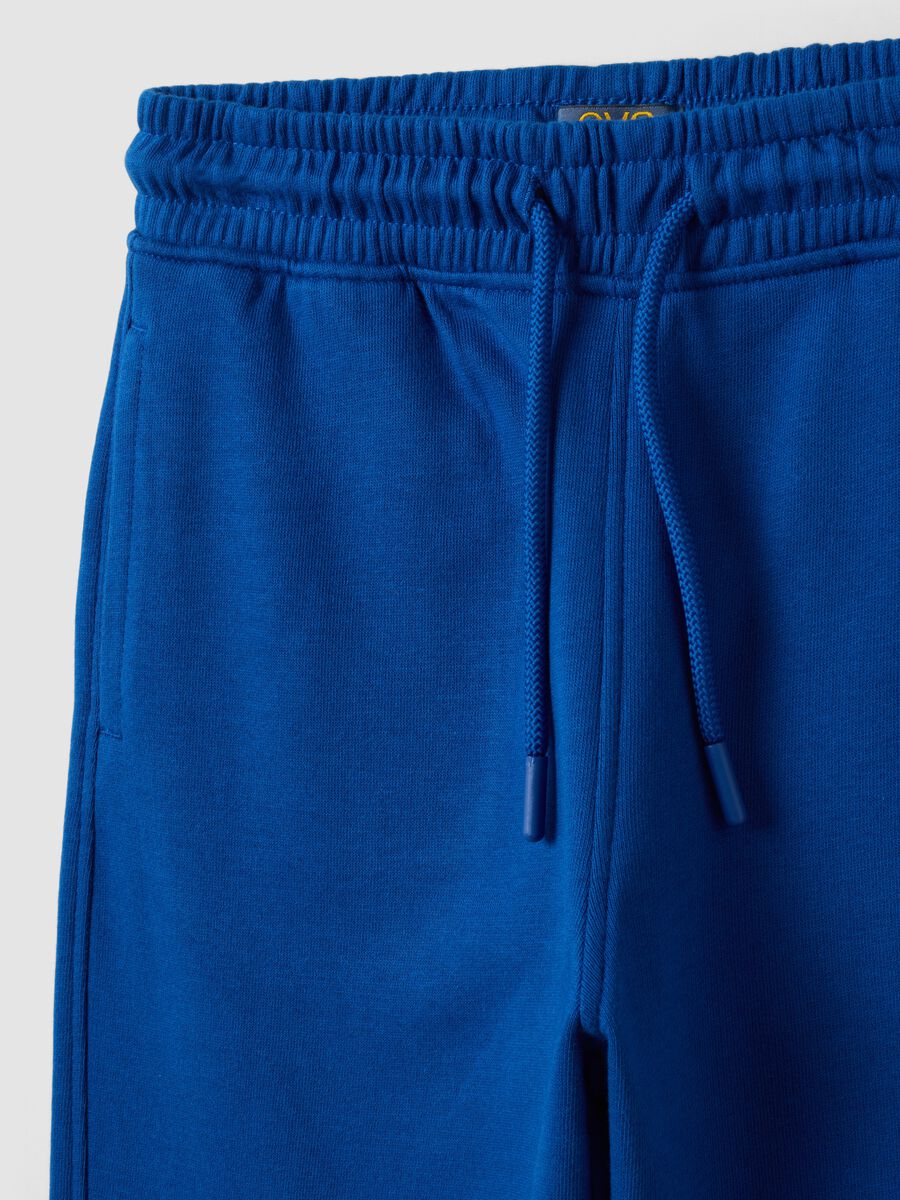 Jogger blu in misto cotone e viscosa con stampa a contrasto per bambino_3