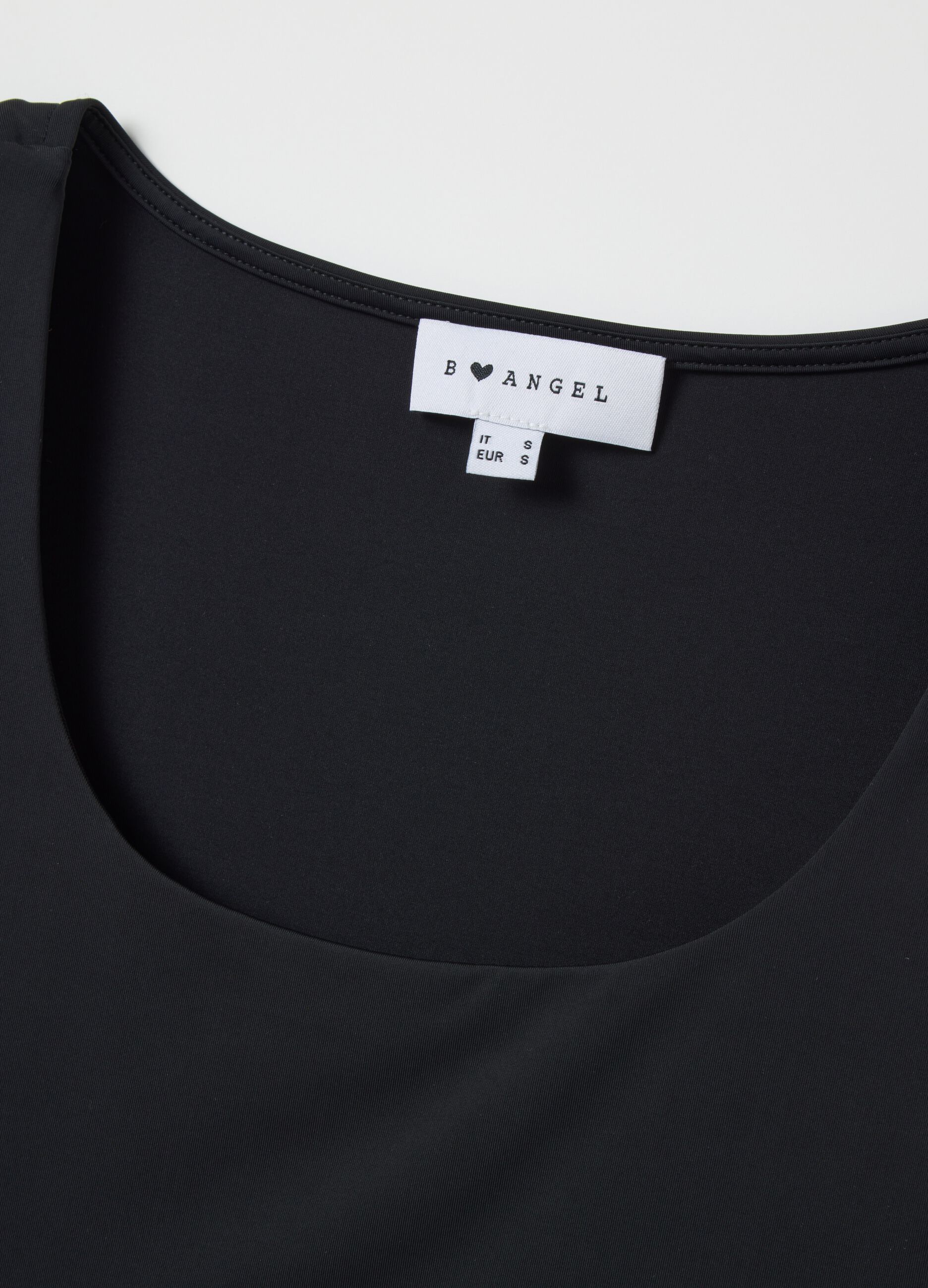 Top cropped nero con scollo profondo