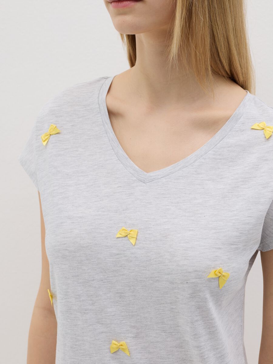 Grey pyjama top with yellow bows_3
