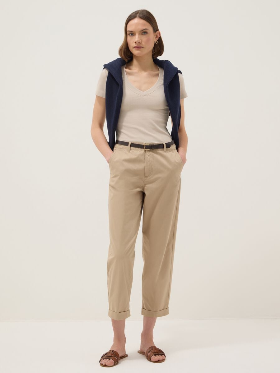 T-shirt in cotone elasticizzato beige regular fit deep V_1