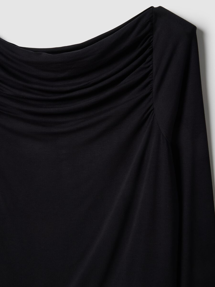 Maglia lunga in viscosa elasticizzata nera regular fit con collo a barca_5