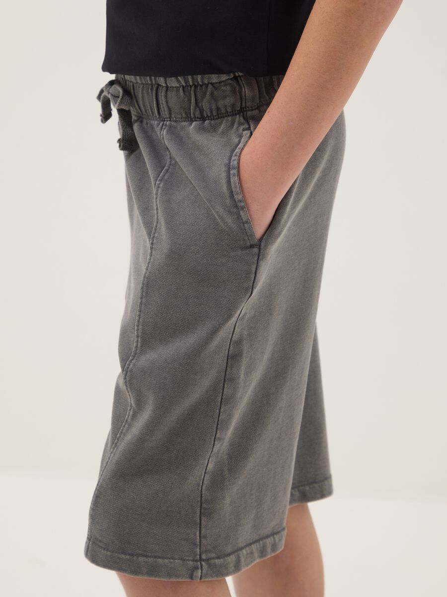 Grey pure cotton comfort fit shorts for boys_2