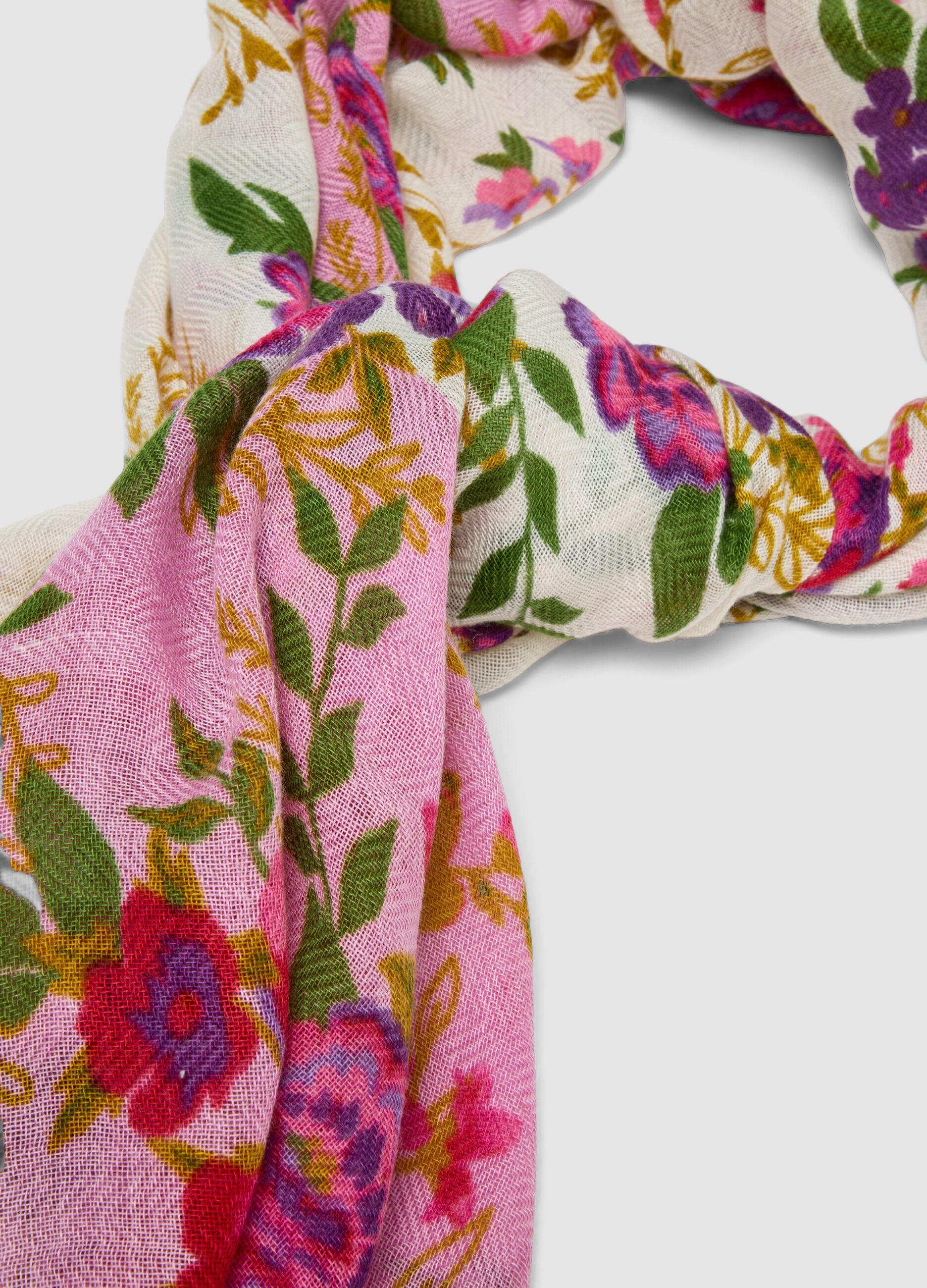Foulard rosa in misto lana con fantasia floreale