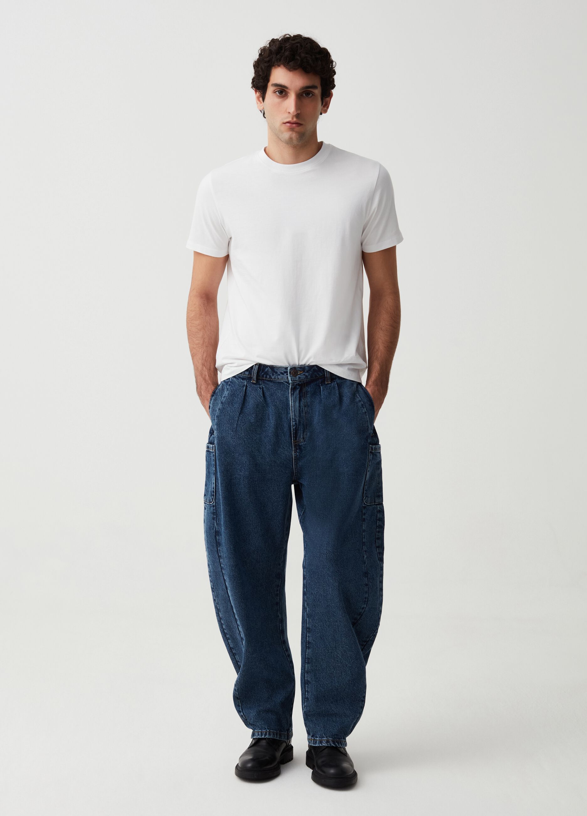 Wide-leg acid wash jeans with darts