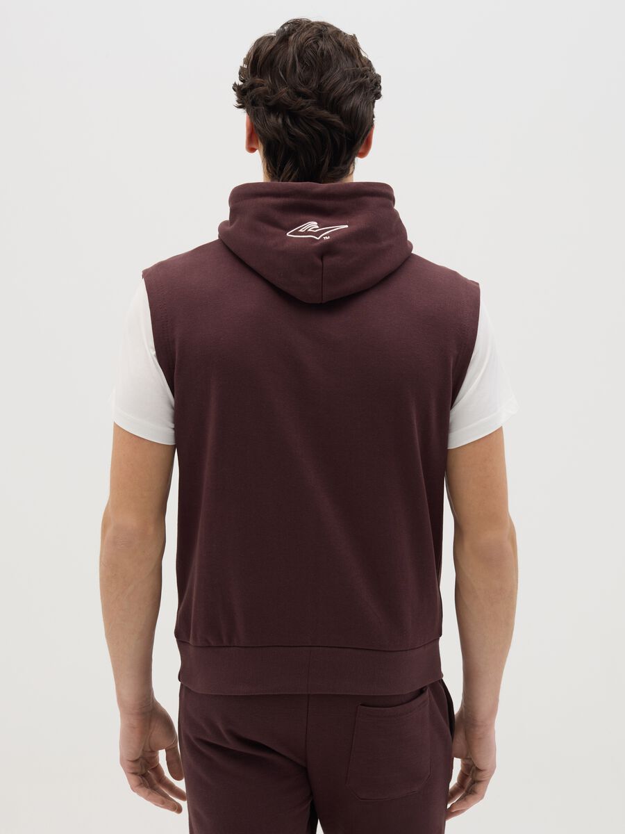 Brown sleeveless sweatshirt with print_3