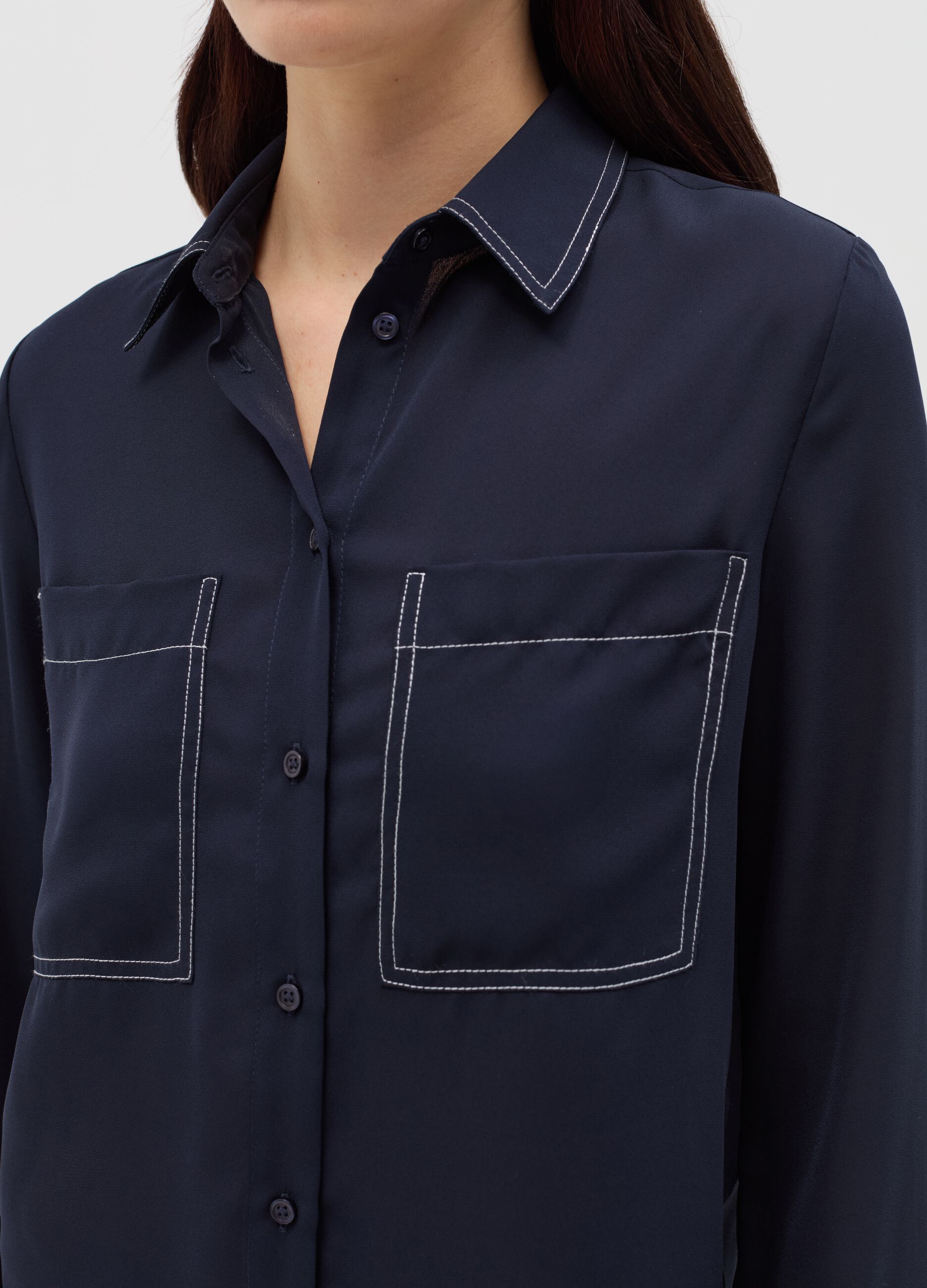 Camicia con cuciture a contrasto