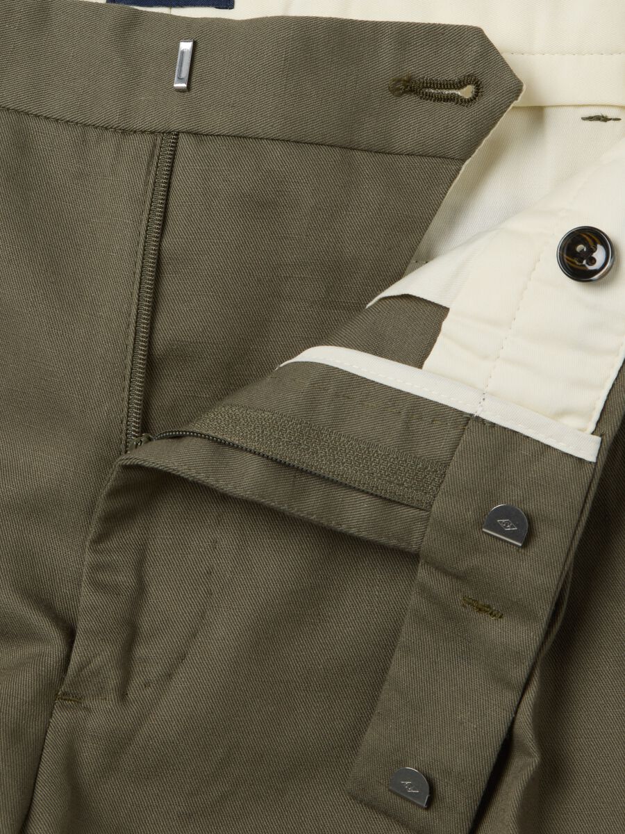 Men’s regular-fit green chinos in cotton and linen blend_5