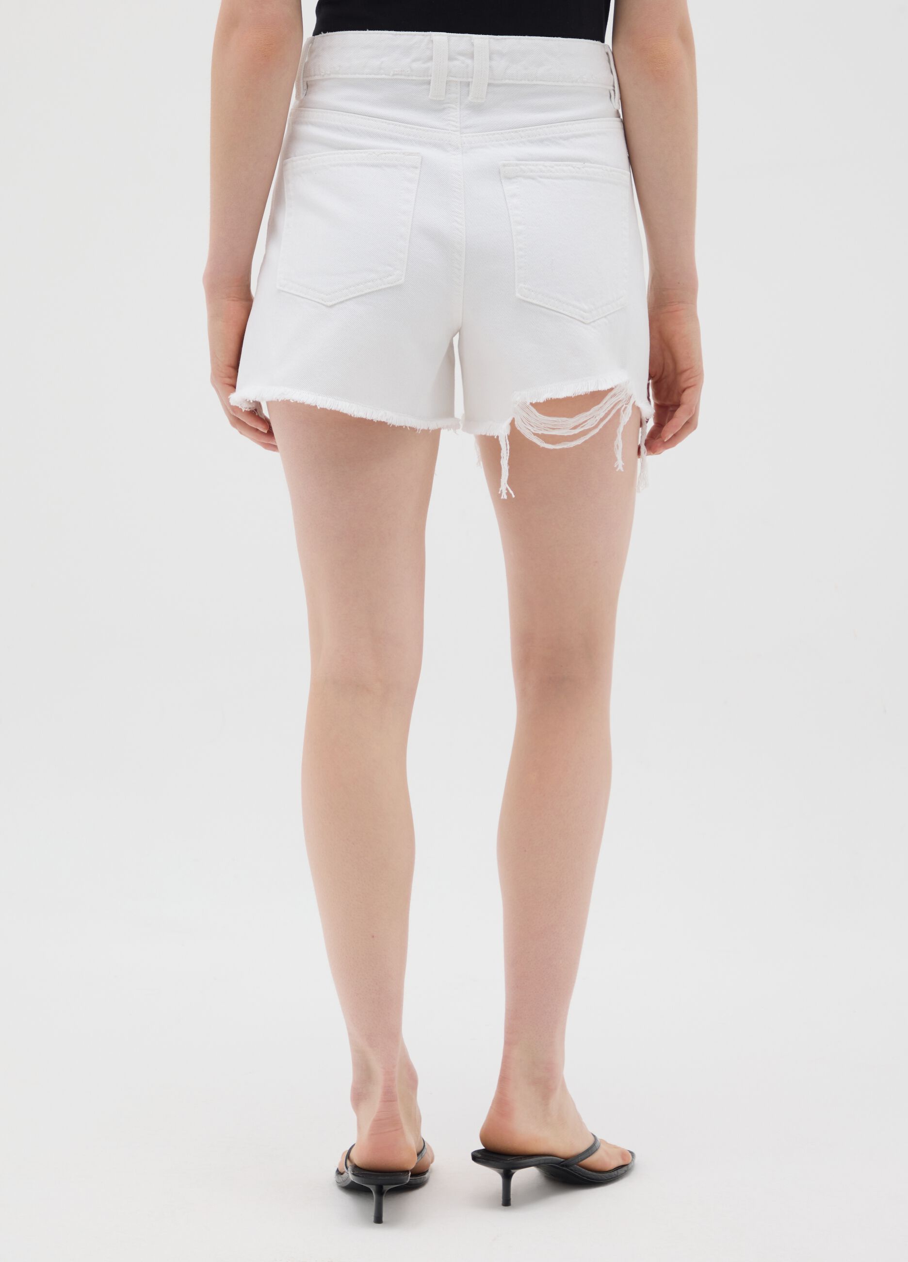 Women's white pure cotton regular fit shorts