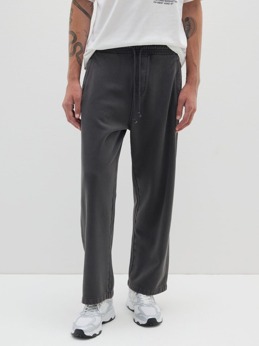 Black cotton blend relaxed fit trousers_1