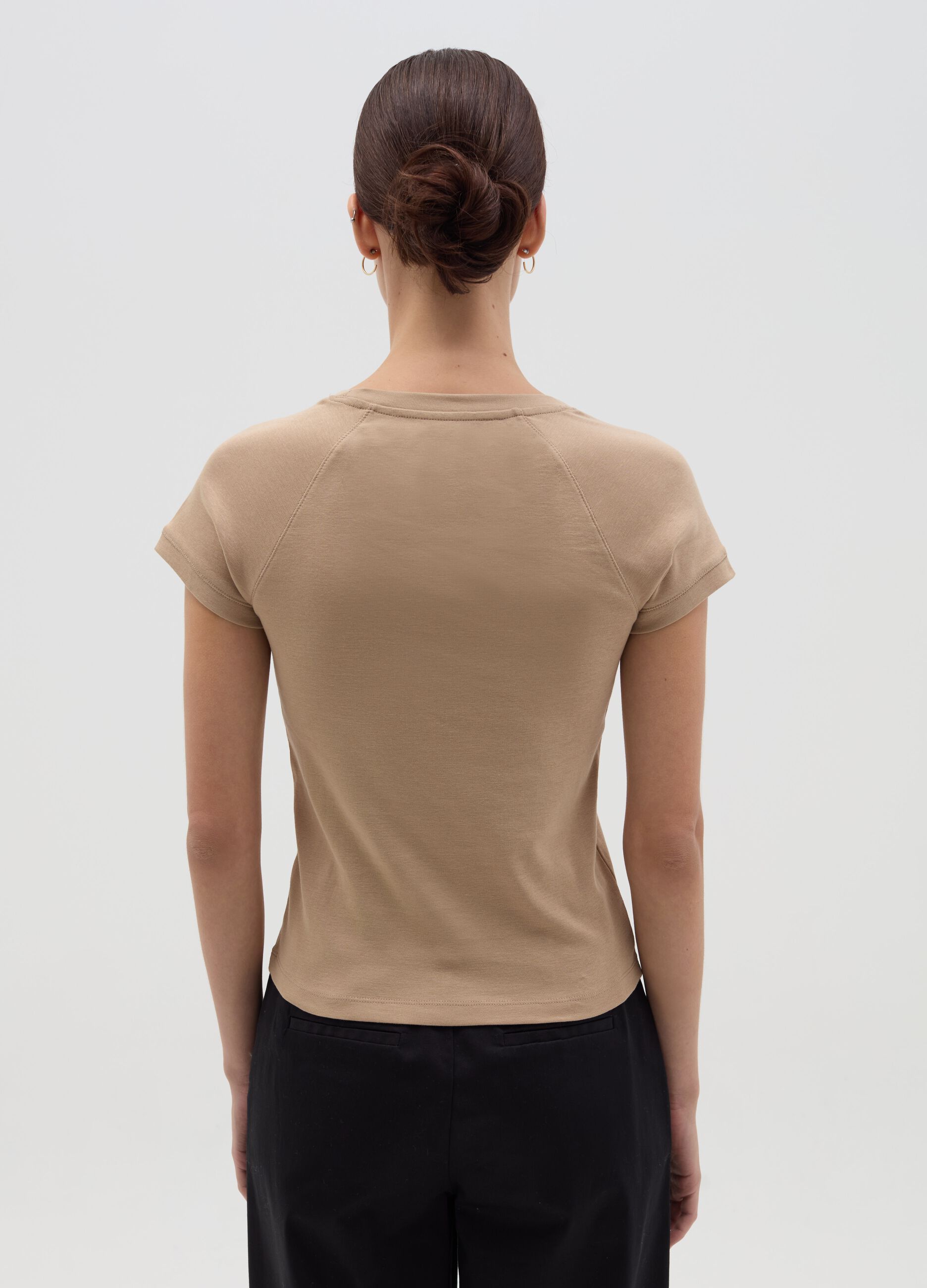 T-shirt with raglan sleeves