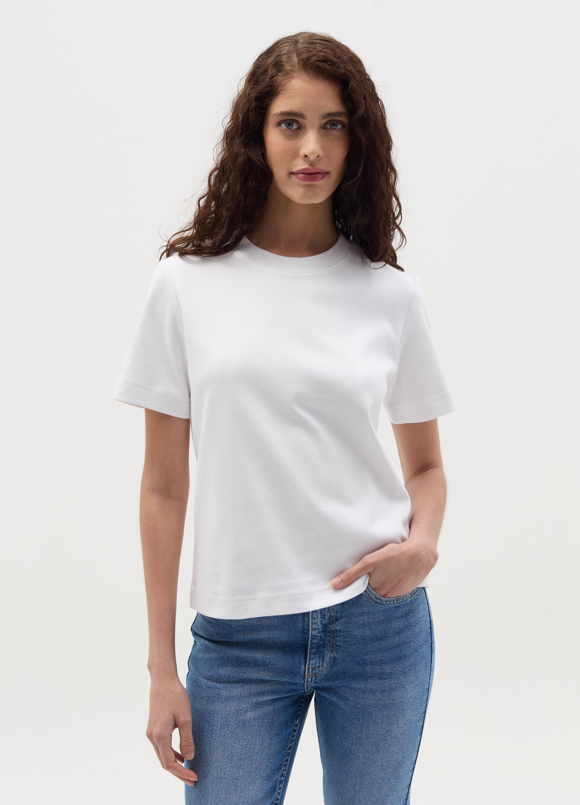 Solid colour T-shirt with round neck