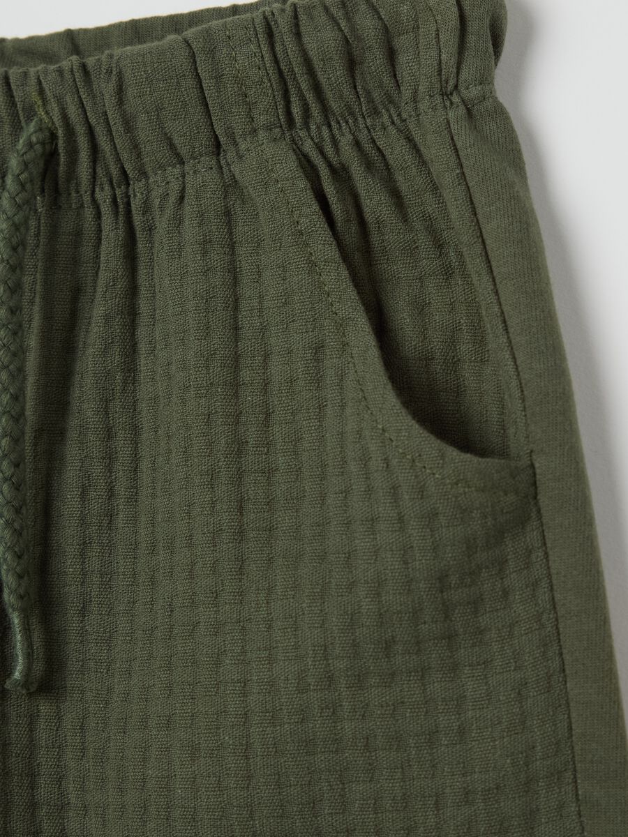 Green Bermuda shorts with drawstring and waffle weave_3
