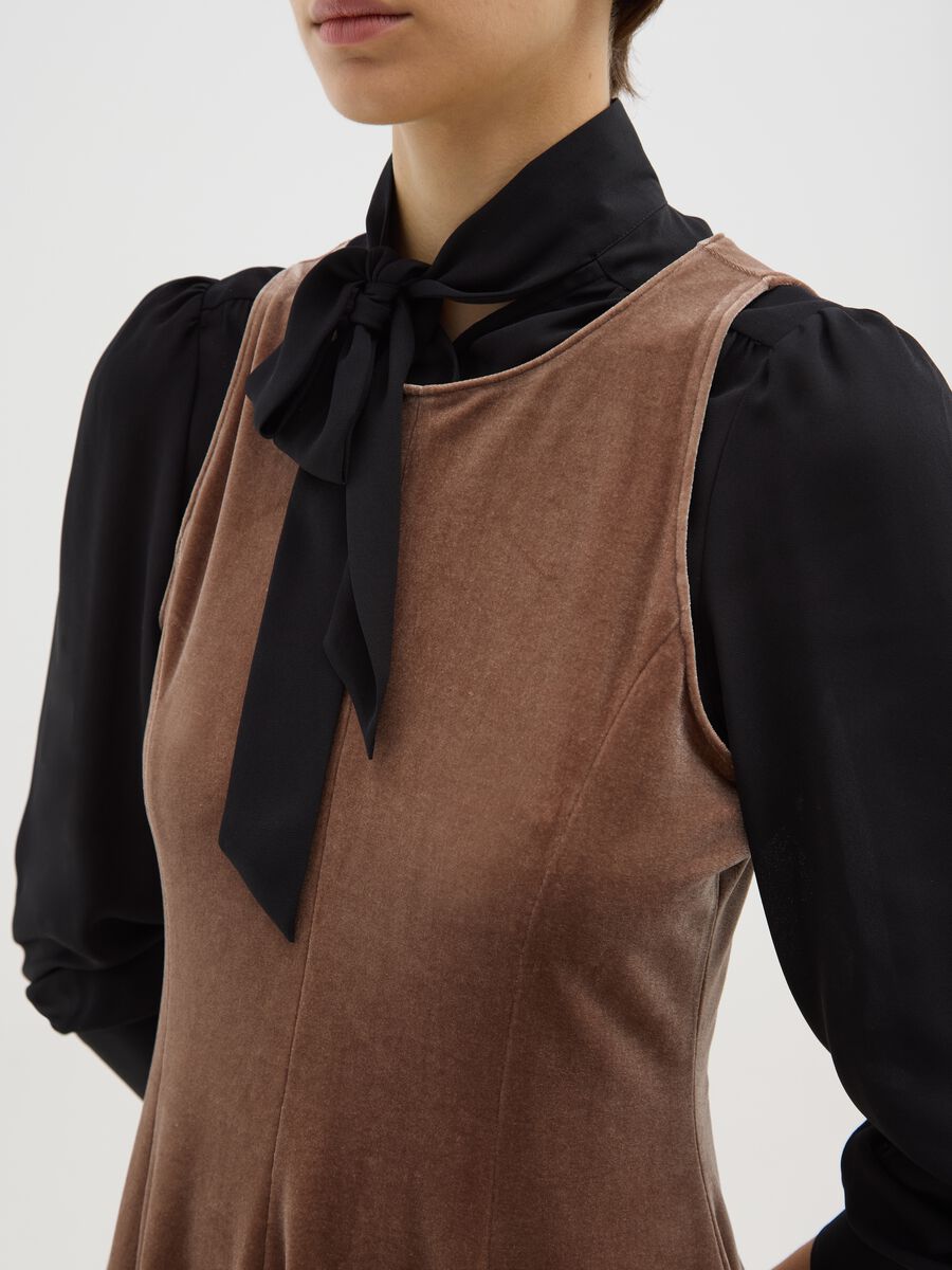 Vestito corto marrone slim fit senza maniche_3