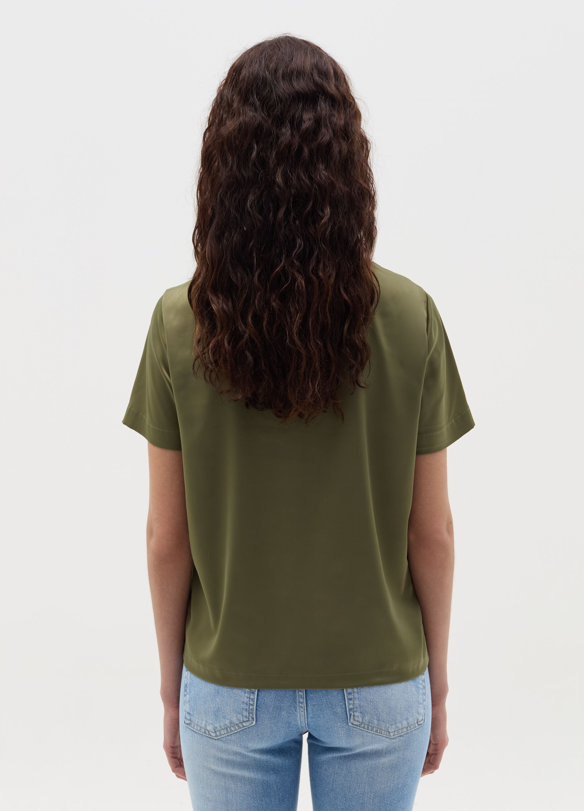 Blusa in satin a maniche corte