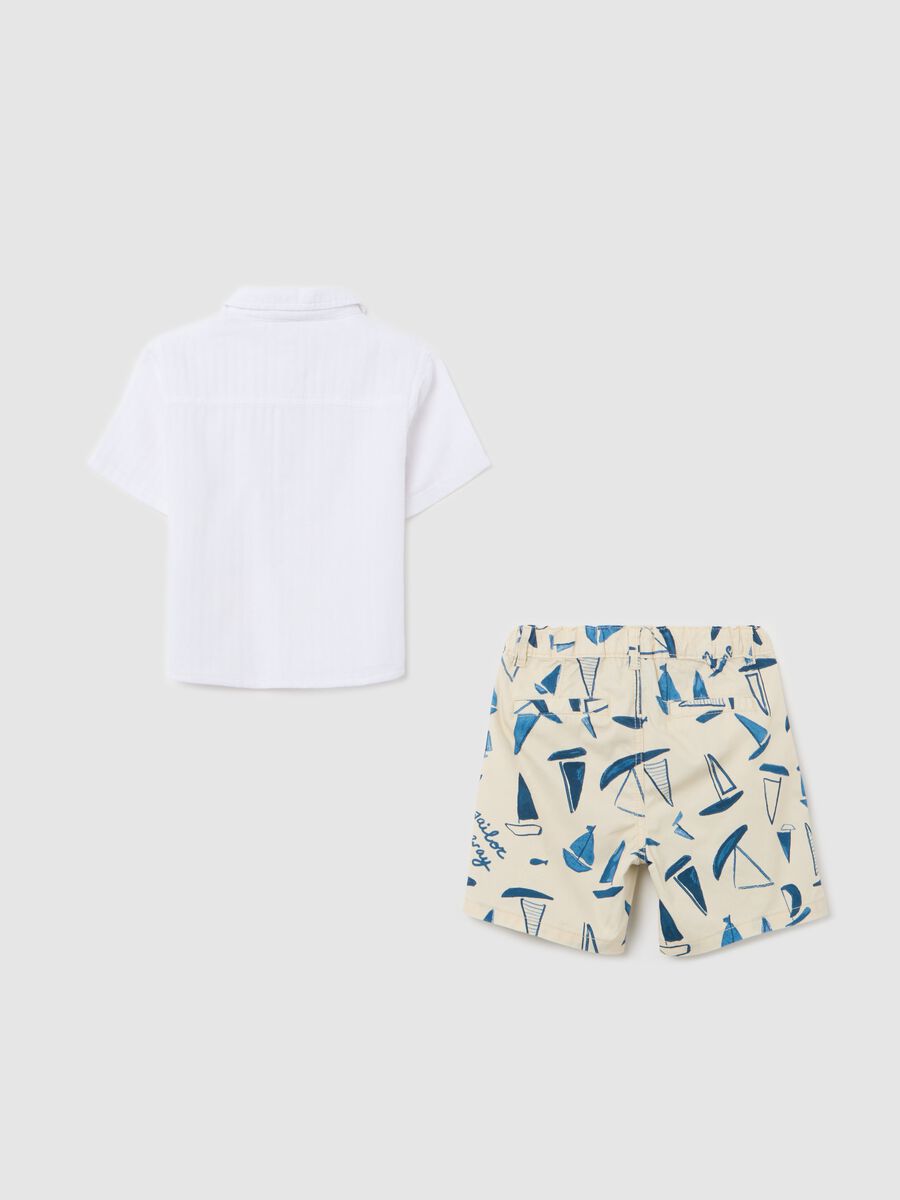 Set with white shirt and patterned Bermuda shorts_1