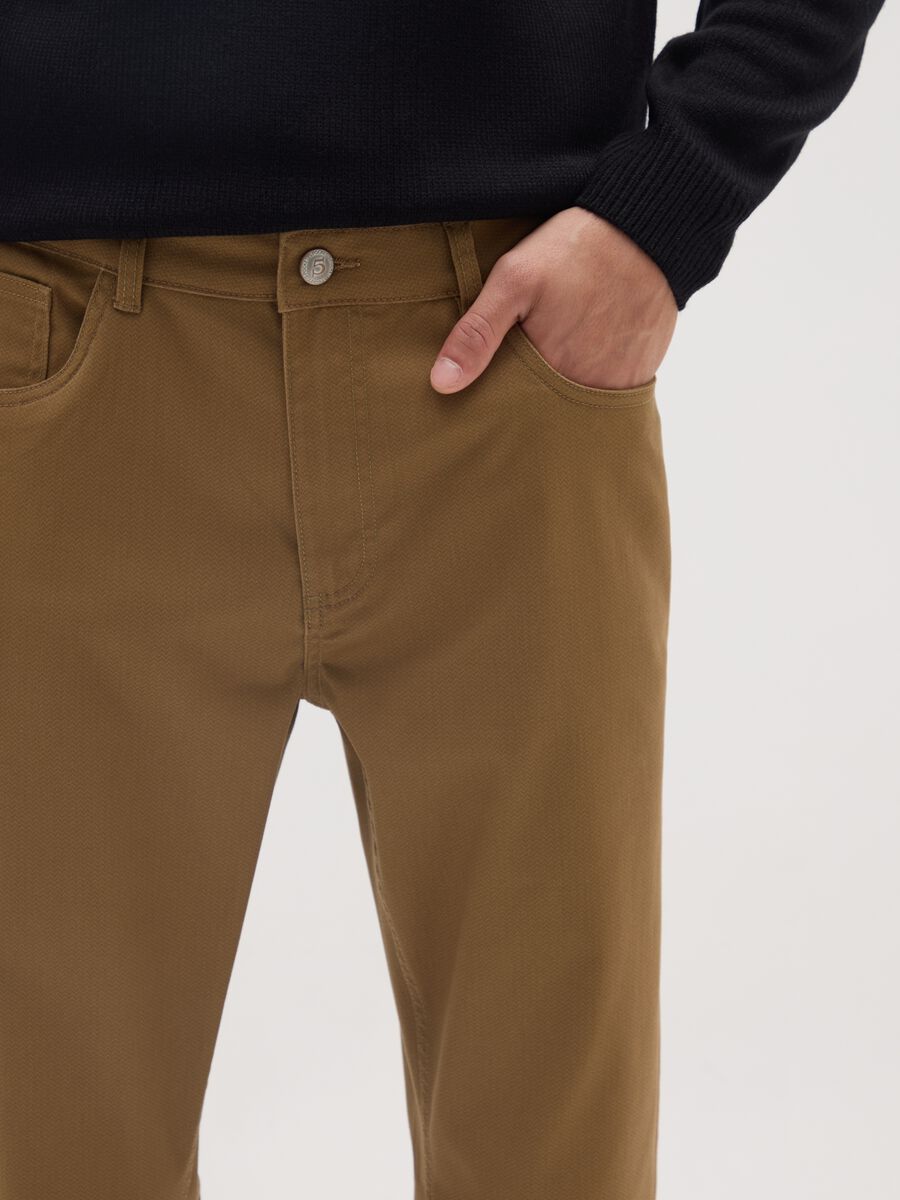 Pantaloni marroni con cinque tasche_3