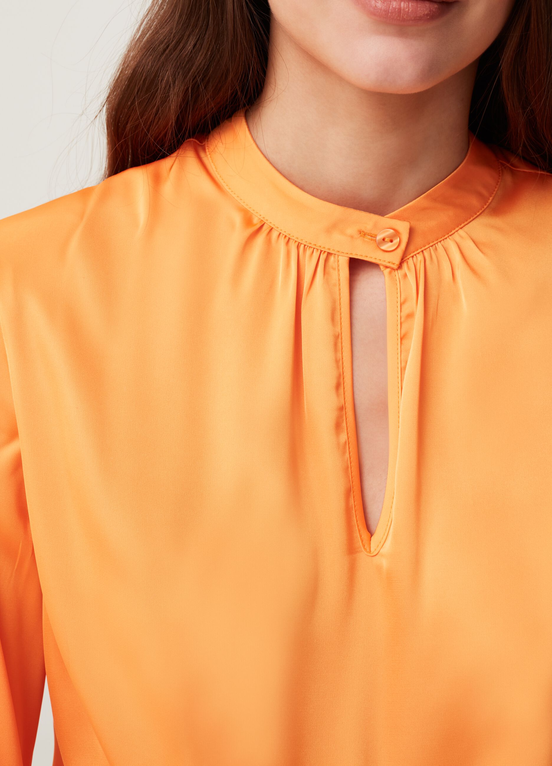 Blusa in satin con bottone al collo_3