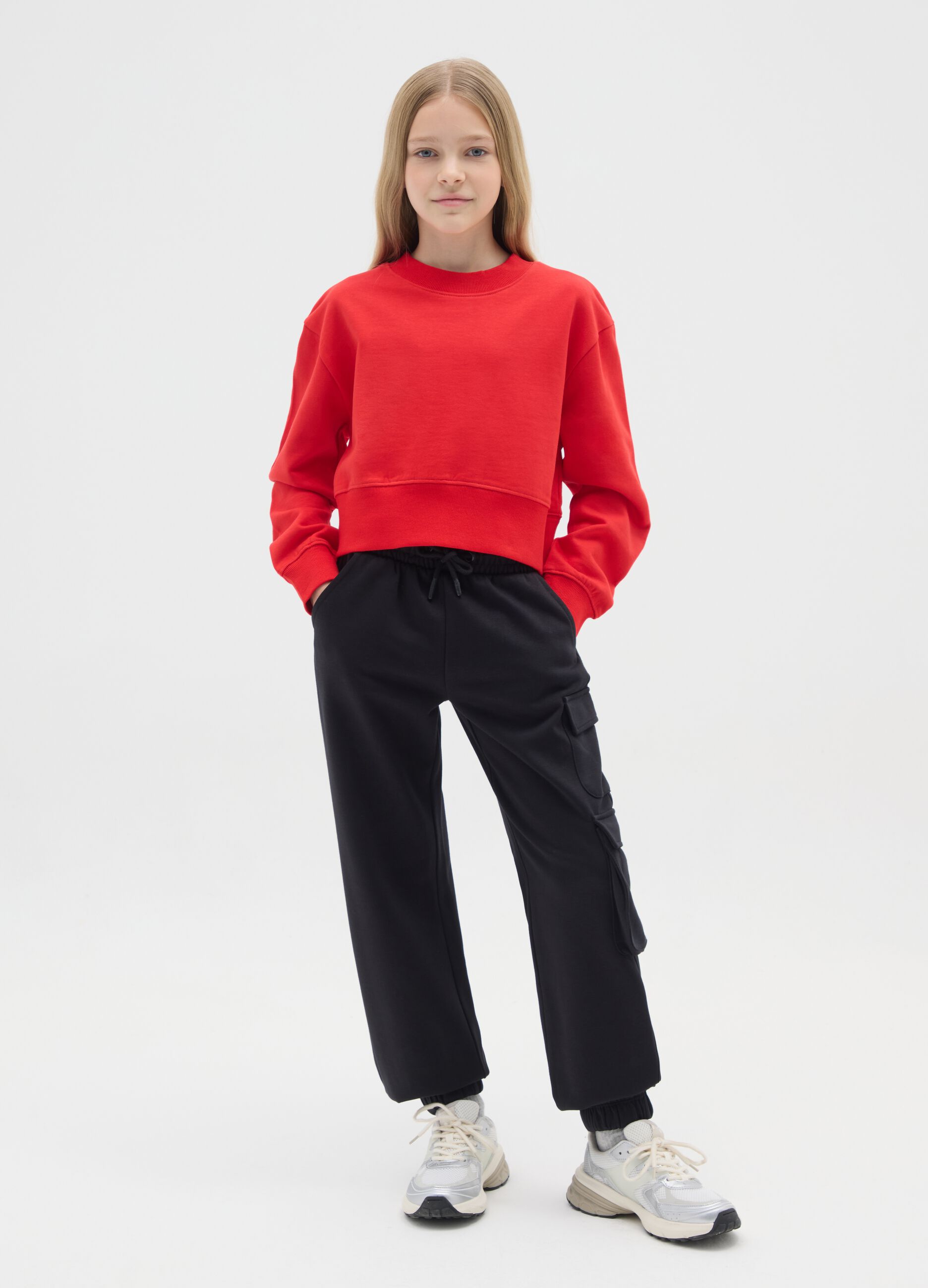 Pantaloni da ragazza in misto cotone nero regular fit e tasche cargo