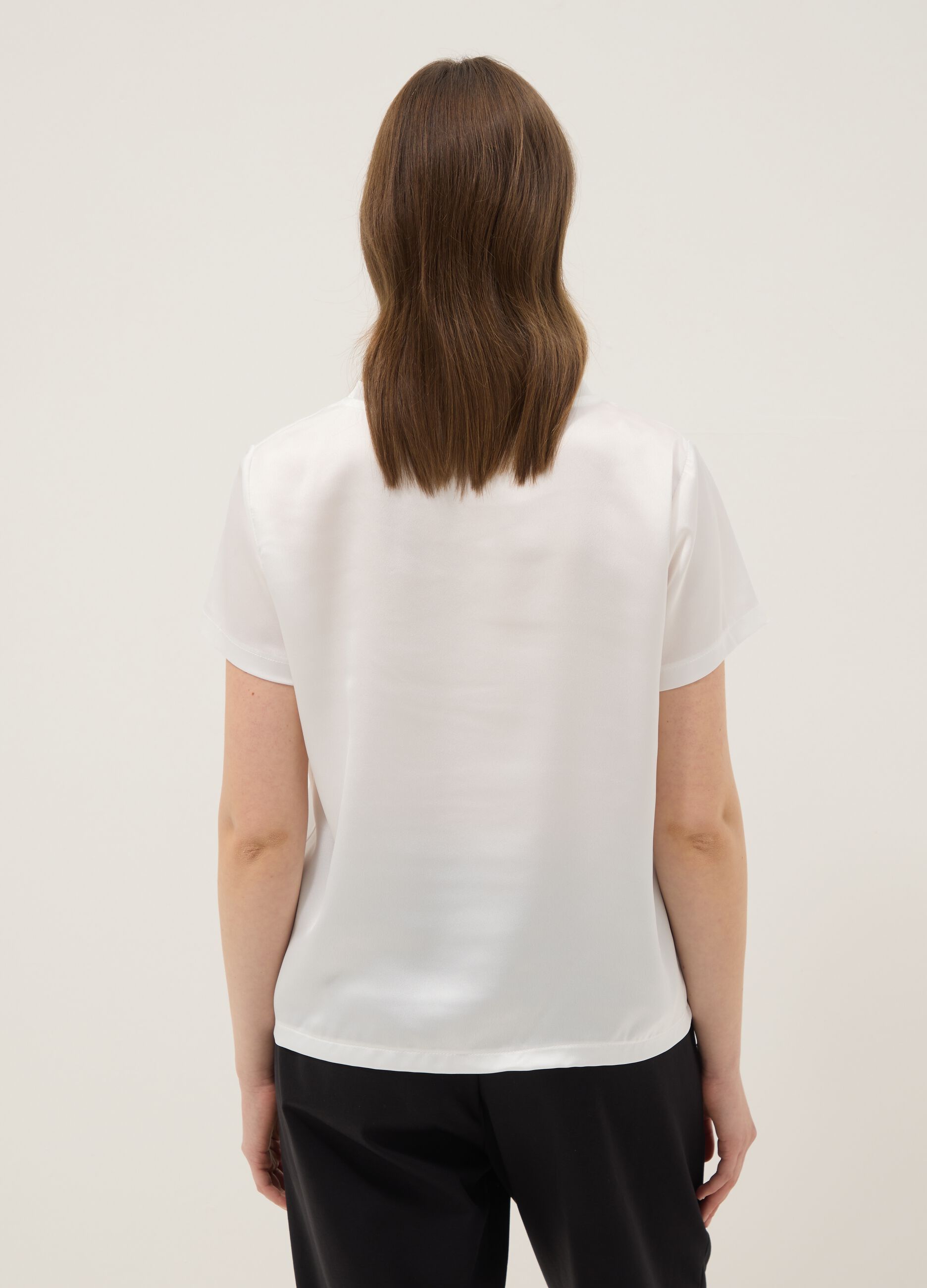 White short-sleeve T-shirt with soft neckline, regular fit