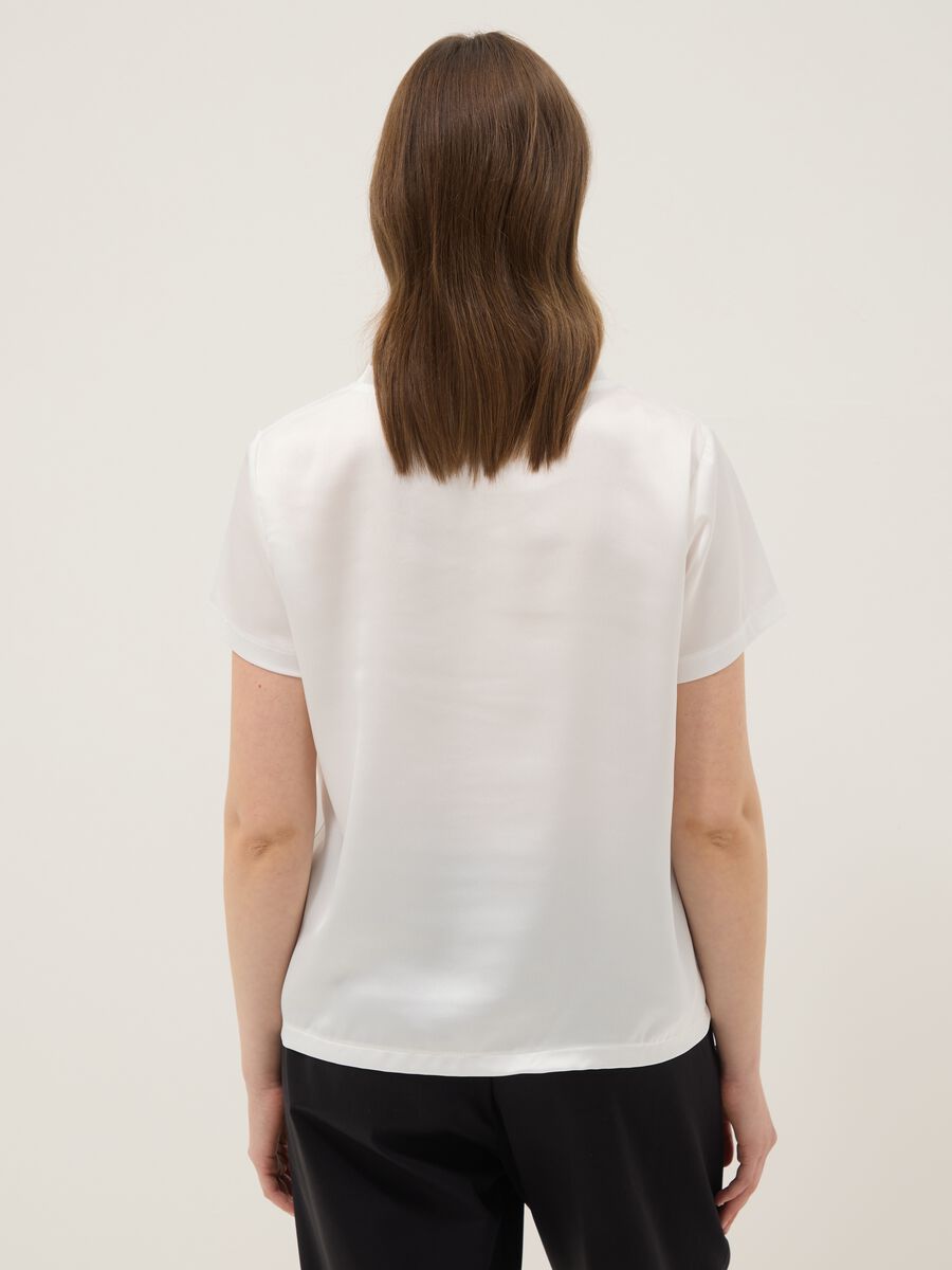 T-shirt bianca a maniche corte con collo morbido regular fit_2