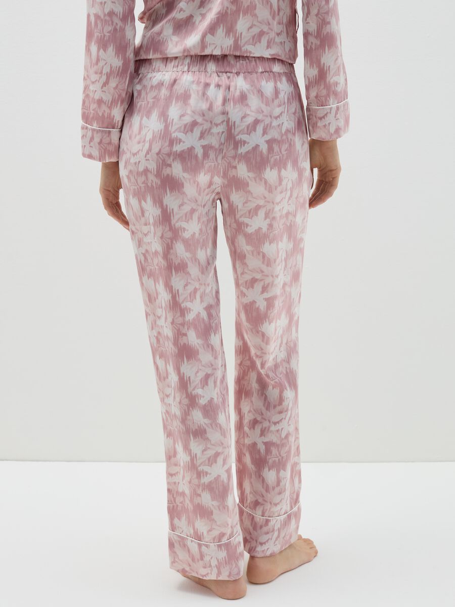 Pyjama trousers in pink and white satin_2