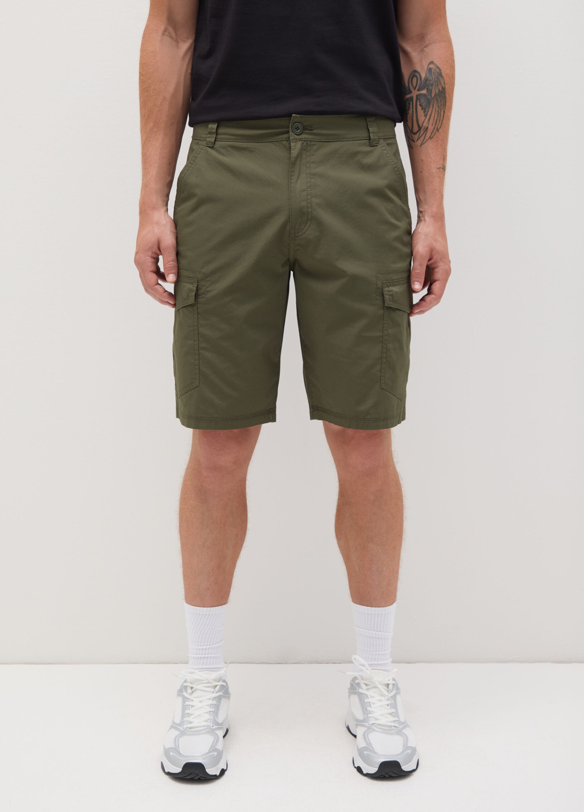 Bermuda da uomo in puro cotone verde regular fit con tasche cargo