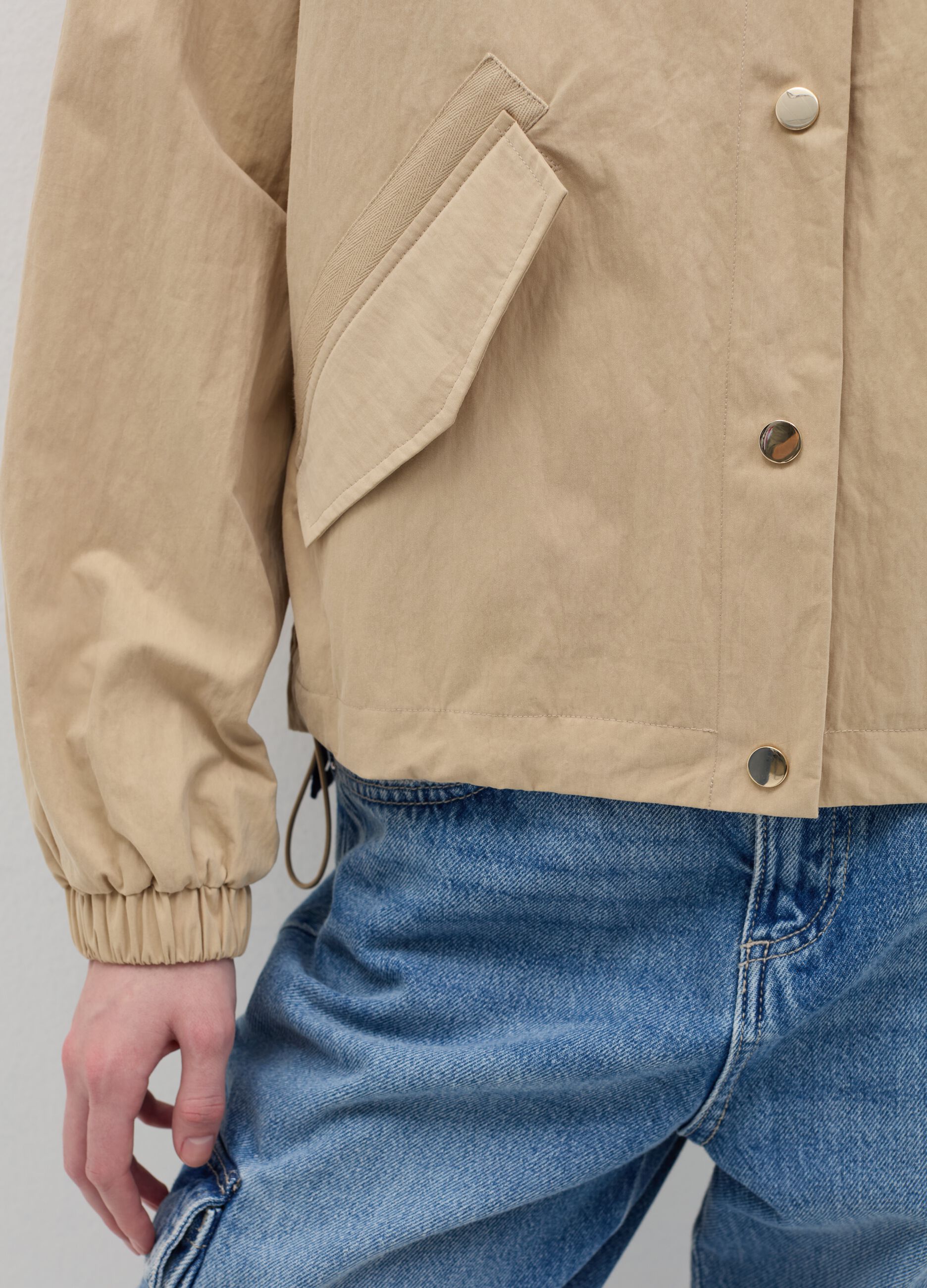 Short parka with hood and drawstring