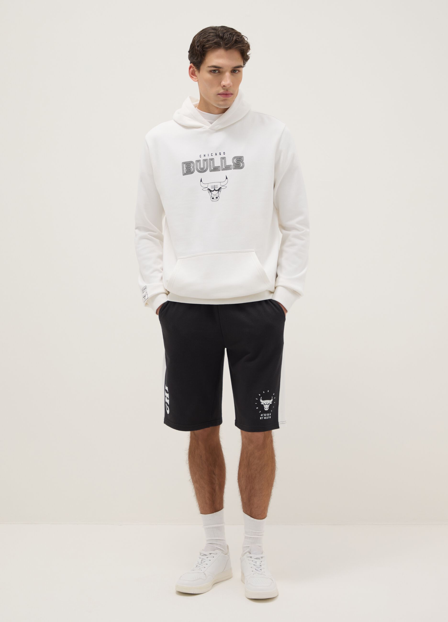 White cotton blend regular fit hoodie with Chicago Bulls logo